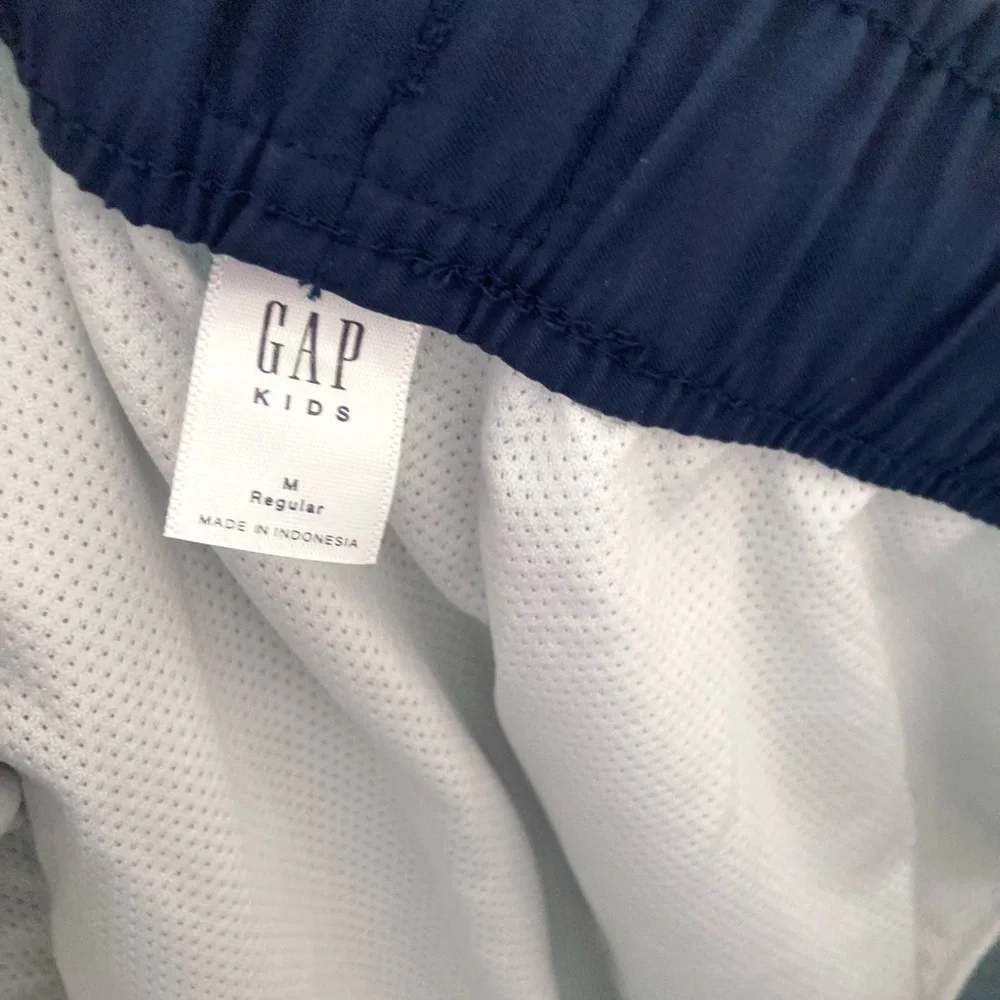 NWT Gap 2 Piece Shark Rash Guard and swim Trunks Size M
